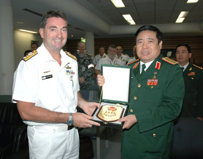 Bộ trưởng Phùng Quang Thanh thăm Bộ Tư lệnh Hạm đội Hải quân Hoàng gia Ô-xtrây-li-a.